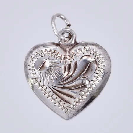 Hänge, hjärtformad, längd: ca 17mm, bredd: ca 1-14mm, 835/1000 silver Vikt: 1,2 g