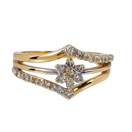 Diamantring, 18K guld, Diamanter 21 st, totalt 0,29ct - svagt stämplat på skenans insida, Ø17,0 mm, bredd 1,5 - 10 mm, fint skick Vikt: 4 g