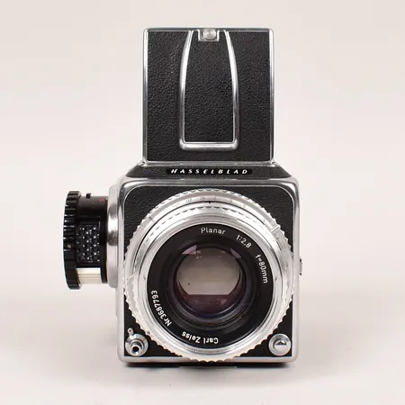 Kamera Hasselblad 500C, serienummer T157243, 1961, två bakstycken, extra framdragningsreglage, med fyra objektiv: Planar 1:2.8 f=80mm med motljusskydd samt linsskydd, Sonnar 1:5,6 f=250mm med linsskydd bak, Distagon 1:4 f=50mm med linsskydd fram, Sonnar 1:4 f=150mm med linsskydd fram. Väska Hasselblad med nyckel medföljer. Samtliga delar med smärre bruksslitage, reglage något tröga, optik och kamera med mindre damm invändigt, samtliga delar med graverade siffror.      