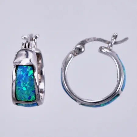 Ett par örhängen med opalimitation, Ø 15, bredd ca 5-6mm, stl: 925/1000 silver Vikt: 4,7 g