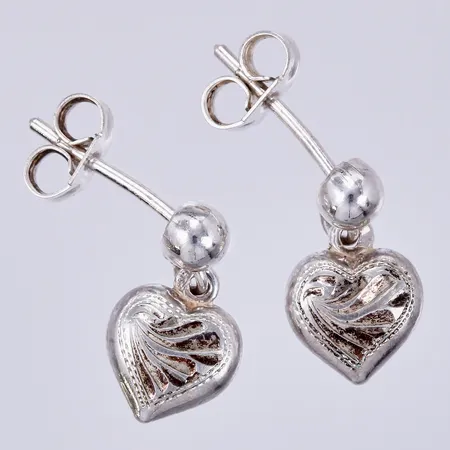 Ett par örhängen, hjärta, längd: ca 1,5cm, bredd: ca 1-8mm, 830/1000 silver Vikt: 3,3 g
