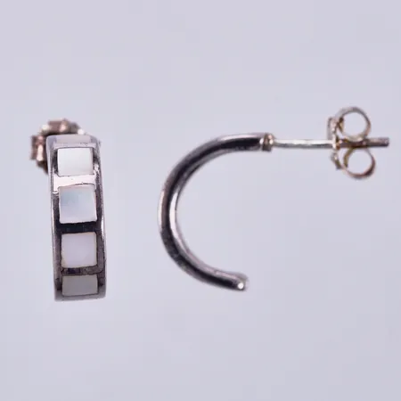 Ett par örhängen med pärlemor, Ø 15mm, bredd ca 4mm, silver Vikt: 3,6 g