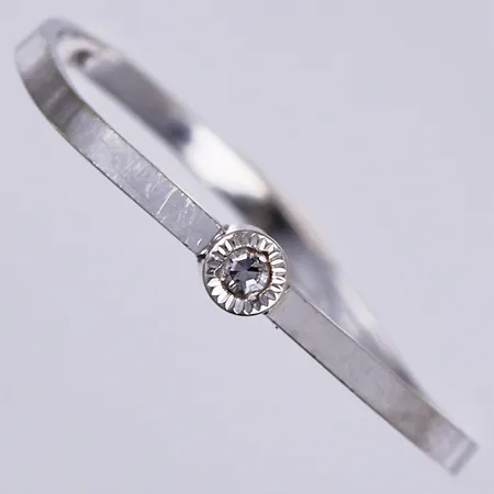 Ring med diamant ca 1x0,01ct, bucklig skena, graverad, 18K Vikt: 0,7 g