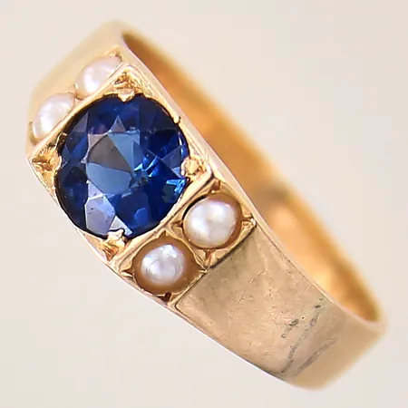 Ring med imitationspärlor samt blå sten, stl: 14¾, bredd: 2,8-5,8mm, 18K  Vikt: 2,7 g