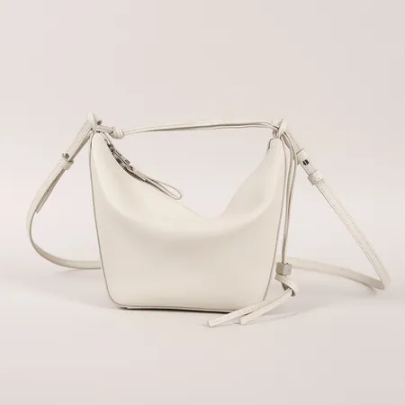 Väska, Loewe, Mini Hammock Hobo, vit kalvskinn, serie-nr: 522349, mått ca: 17 x 28 x 9,5cm, kvitto inköpt från Loewe Hamngatan år 2024, fläckar invändigt. 