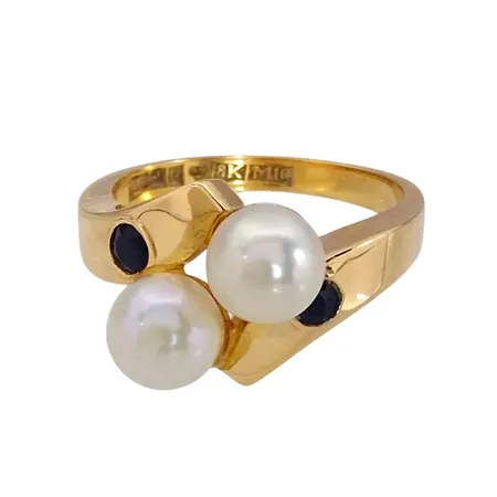 Ring, 18K guld, odlade pärlor Ø 6 mm - blåvitrosa ton, två Safirer, Köping, svensk kontrollstämpel, Ø17½ mm, bredd 2,3 - 11 mm, fint skick Vikt: 6,4 g