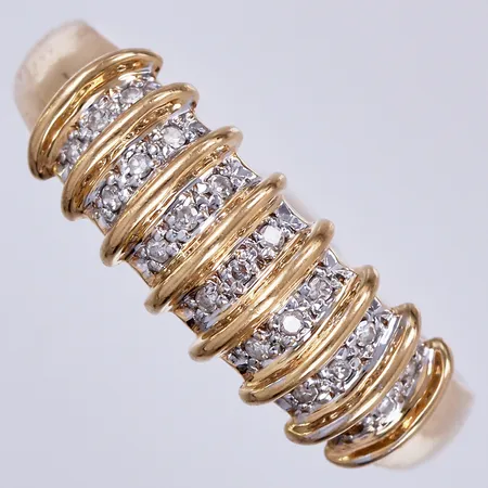 Ring med diamanter åttkantsslipade, stl ca 18¾, bredd ca 2-7mm, 18K  Vikt: 3,2 g