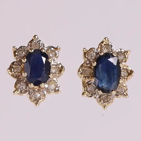 Ett par örhängen med safir och diamanter ca 16x0,005ct, 10,5x9mm, en snurrebuss saknas. 14K  Vikt: 2,1 g
