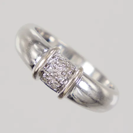Ring, stl 17, bredd 2,2-5,6mm, åttkantslipade diamanter 6x ca 0,01ct, vitguld, 18K Vikt: 3,9 g