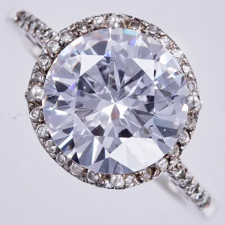 Ring med vita stenar, stl: 17 ¾, bredd ca 1-12mm, GHA 925/1000 silver Vikt: 4,8 g