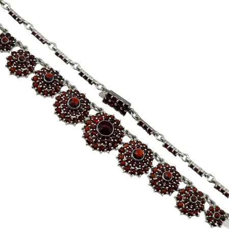 Collier med Granater, silver, längd 47,0 cm, bredd 2 - 17 mm, största mittdelen 17x17 mm, samtliga stenar i behåll och utan anmärkning, fint skick Vikt: 27,8 g