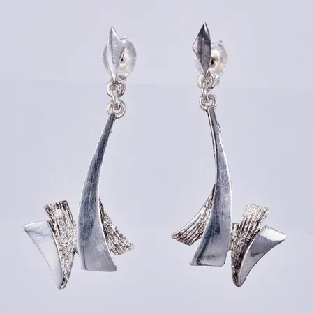 Ett par örhängen, längd ca 3,3cm, bredd ca 1-15mm, SGS, silver 925/1000 Vikt: 1,8 g