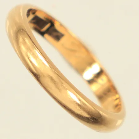 Ring slät, stl 18½, bredd 3,3mm, gravyr, 18K  Vikt: 4,6 g