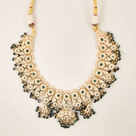 Collier med imitationspärlor samt gröna stenar, längd: ca 23cm, bredd: 4,9-55mm, stenar saknas, textilhalsband, kabinhake ej guld, ca 56cm, 22K bruttovikt: 79,6g. 