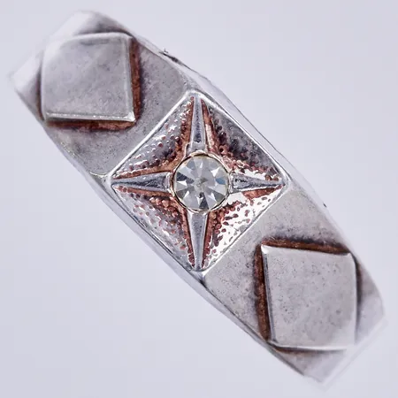 Ring med vit sten, stl: 18¼, bredd: ca 3-6mm, 925/1000 silver Vikt: 2 g