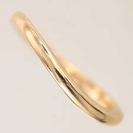 Ring, slät, stl: 17¼, bredd: 1,8mm, gravyr, 18K  Vikt: 3,2 g