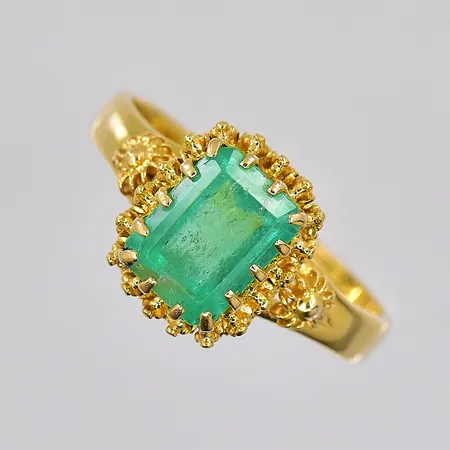Ring med grön sten, stl 17½, 21K Vikt: 3,9 g