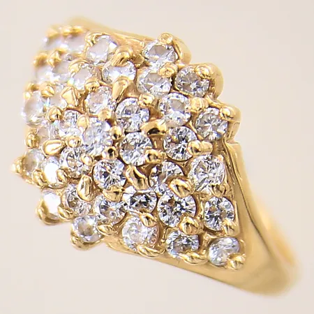 Ring med vita stenar, stl: 16¾, bredd: 1,5-12,3mm, GHA, 18K  Vikt: 4,1 g