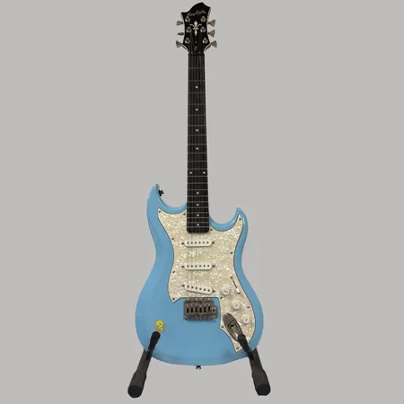 Elgitarr Hagström F300, Baby Blue, serienr:M06042156, hårt fodral, klistermärke, svajarm medföljer, fint skick. Skickas med Bussgods eller PostNord