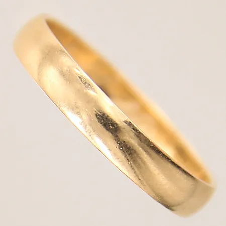 Ring, slät, stl: 19¼, bredd: 3,4mm, gravyr, 18K  Vikt: 2,9 g
