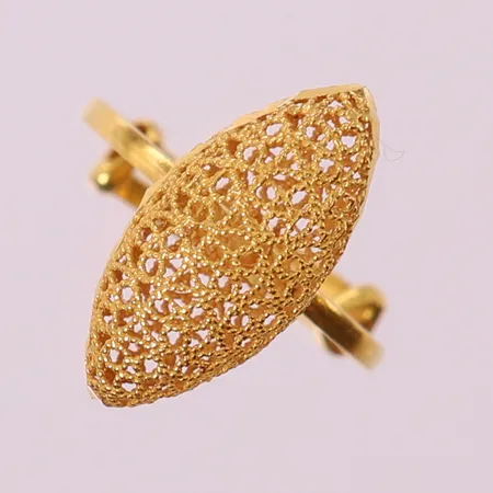 Ring med filigranarbete, stl 14¾, ca bredd 1-17mm, reglerbar skena, skev ovandel. 21K  Vikt: 1,7 g