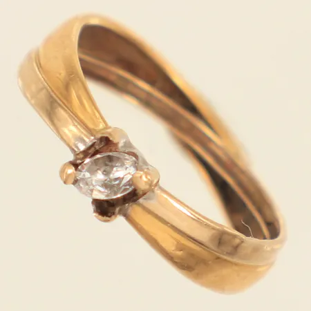 Ring med vit sten, stl 16¾, bredd 2,8-4,2mm, lös sten, defekt fattning, 18K  Vikt: 1,1 g