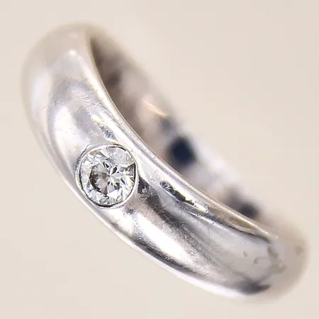 Ring med briljantslipad diamant ca 0,16ct, stl: 17, bredd: 5,5mm, gravyr, vitguld, 18K  Vikt: 9,8 g