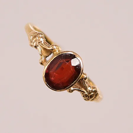 Ring, Ø15¾, bredd:7mm, röd sten, 18K 1,7g.