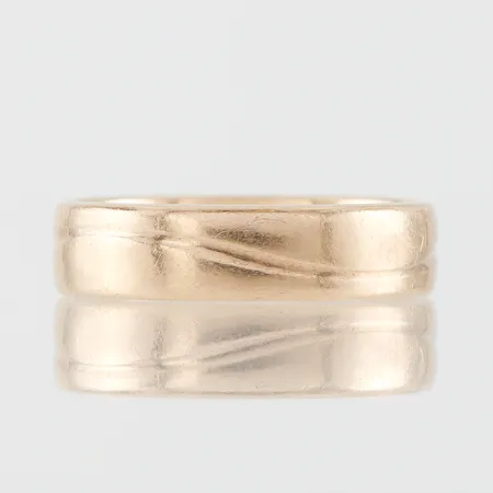 Ring med gravyr, Schalins, storlek 17 mm, bredd 5 mm, 18k. Vikt: 5,5 g