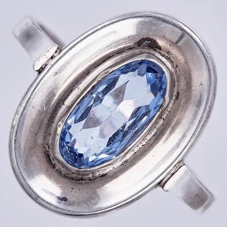 Ring med blå sten, stl: 17½, bredd: ca 2-15mm, 835/1000 Vikt: 2,9 g