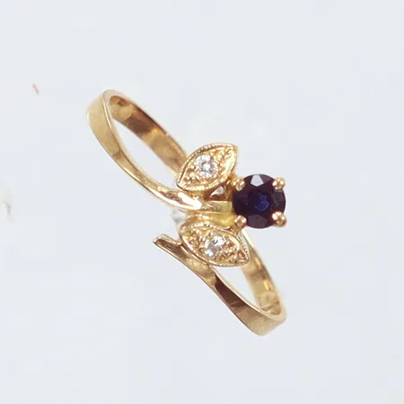 Ring med safir och diamanter 2 x ca 0,01ct, Ø18¼, 18K Vikt: 2,2 g