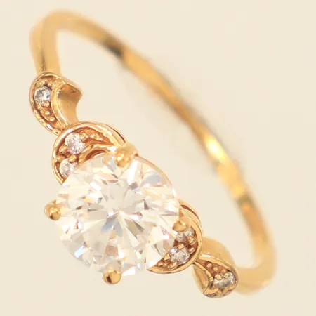 Ring med vita stenar, stl 18¼, bredd 1-7mm, 18K  Vikt: 2,4 g