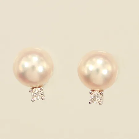 Ett par örhängen, diamanter ca 0,02ct, odlade saltvattenspärlor, Ø7,5mm, limrester, saknar snurrebussar, vitguld, 18K  Vikt: 2,1 g