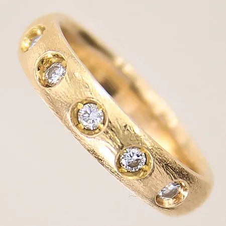 Ring med briljantslipade diamanter 5 x ca 0,04ct, borstad dekor, stl: 17, bredd: 4,4mm, 18K  Vikt: 5,8 g