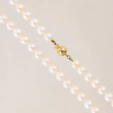 Pärlcollier med odlade saltvattenspärlor, längd: 50cm, bredd: 6,1mm, lås i 18K, några pärlor med slitage, buckligt lås, GHA, 18K, bruttovikt: 27,2g.