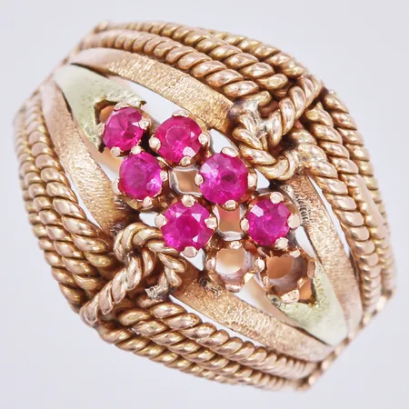 Ring med röda stenar, 2 stenar saknas, stl: 16 ¼, bredd ca 3-15mm, 18K Vikt: 6,1 g