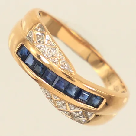 Ring med carréslipade blå stenar, möjligen safirer och diamanter 4x ca 0,005ct 8/8-slipade, stl 18, bredd 2,2-7mm, Guldfynd, 18K  Vikt: 3,2 g