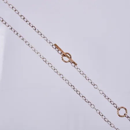 Collier Sandberg Sweden AB  längd ca 89cm, bredd ca 4-12mm, silver & 18K  Vikt: 25,5 g