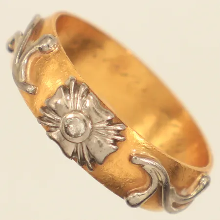 Ring med vit sten, stl 17½, bredd 5,5mm, tvåfärgad, gravyr, 23K  Vikt: 6,8 g