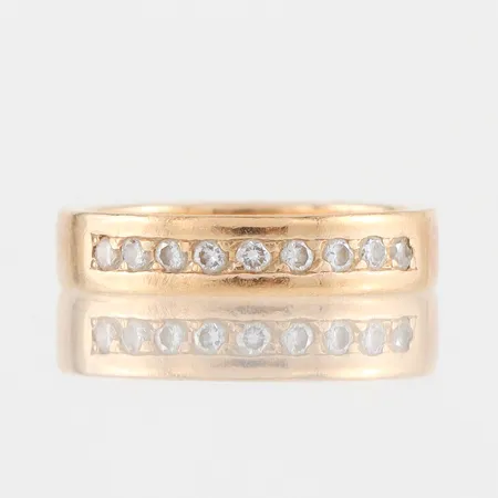 Ring med diamanter, gravyr, storlek 15 ½ mm, bredd 3.9 mm,18k. Vikt: 4 g