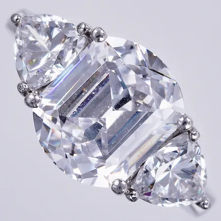 Ring med vita stenar, stl: 17½, bredd ca 2-10mm, 925/1000 silver Vikt: 5,3 g