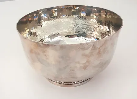 Silverskål Sofioro Ø136mm, höjd: 75mm, hamrad, design: ingrid Råström 1973-74, MEMA/GAB  år 2012, fint skick i box 830/1000 Vikt: 316 g