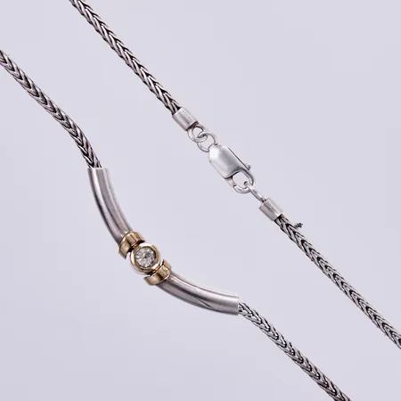 Collier med vit sten, längd ca 42cm, bredd ca 3mm, 925/1000 silver Vikt: 17,2 g