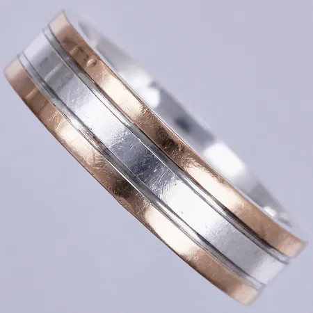 Ring med förgyllda detaljer, stl ca 19¾, bredd ca 6mm, GHA. silver 925/1000 Vikt: 7,4 g