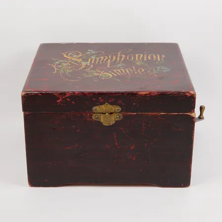 Speldosa, Symphonion, note tune plaque no.28, Tyskland, 34 spelskivor, trasigt lock samt sidopanel saknas, kraftigt slitage, fungerande skick, plåtlåda, defekt plåt, släppt i flera hörn.  Skickas med postpaket.