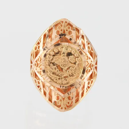 Ring mönstrad, ojämn form, storlek 18 mm, bredd 3.7-26 mm, 21k. Vikt: 3,3 g