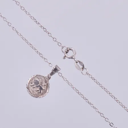 Kedja längd ca 40,5cm, bredd ca 1mm, hänge Ø 10mm,  silver Vikt: 1,9 g