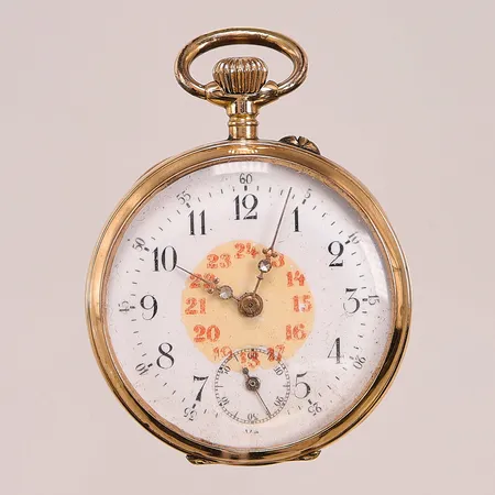 Mormorsur 14K, 32mm, monogramgravyr, bucklig, innerboett i metall, bruttovikt 29,5g.