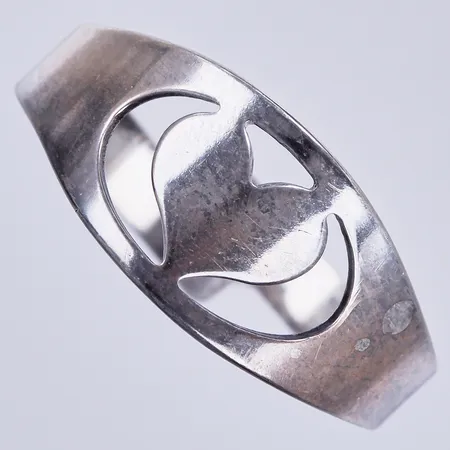 Ring Göran Hedberg 1996, stl:  19¾, reglerbar skena, bredd ca 2-10mm, 925/1000 silver Vikt: 1,9 g