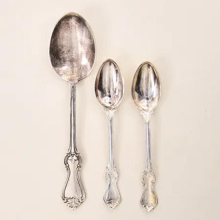 Tre skedar, gravyr, 12cm samt 16cm, silver 830/1000 Vikt: 67,3 g